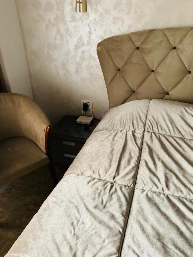 Appartamento Garsoniera Lux Centru Pietonal Tirgu - Jiu Târgu Jiu Esterno foto